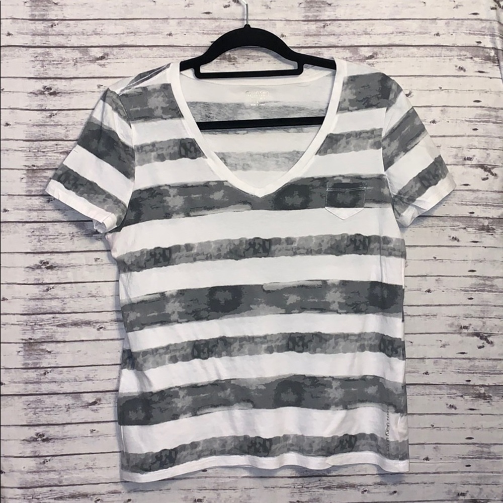 💥3/$15 Calvin Klein v-neck, woman’s Large